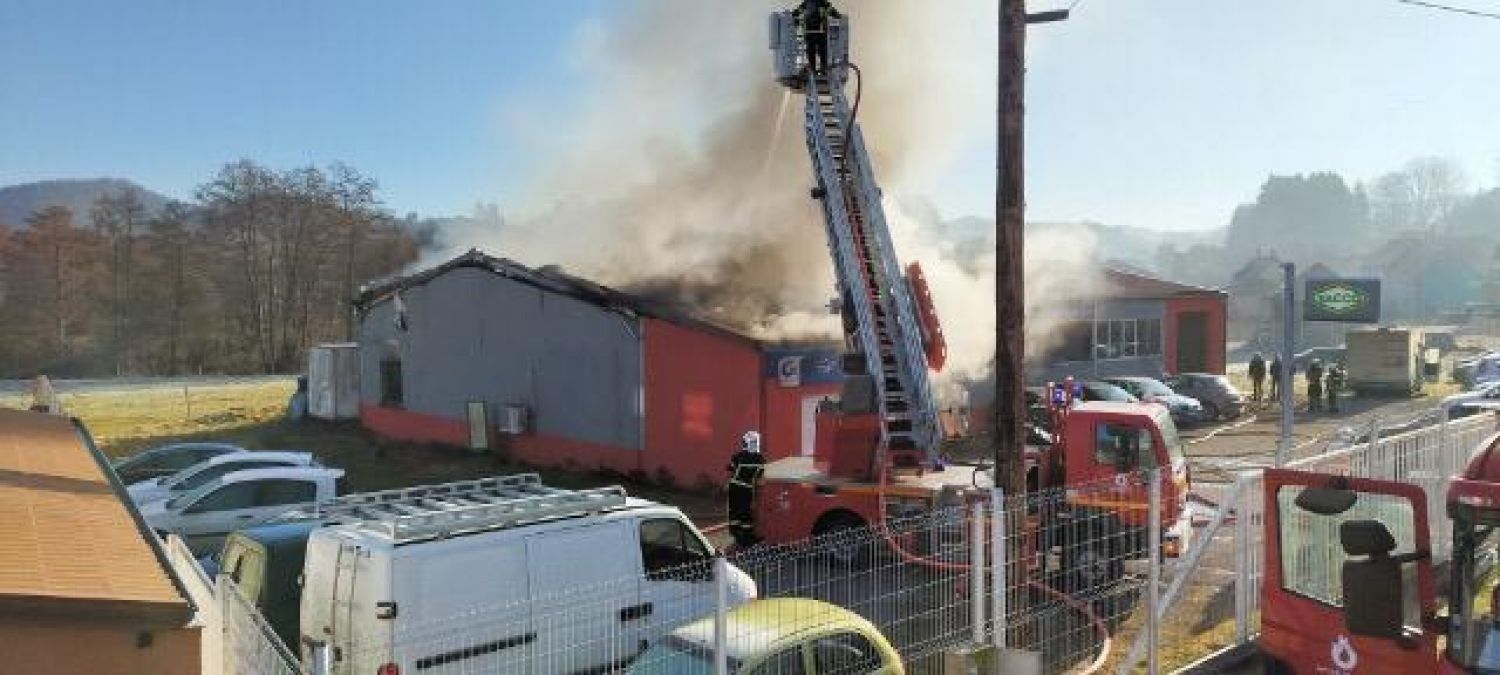 Baerenthal : Incendie en cours dans un garage automobile 