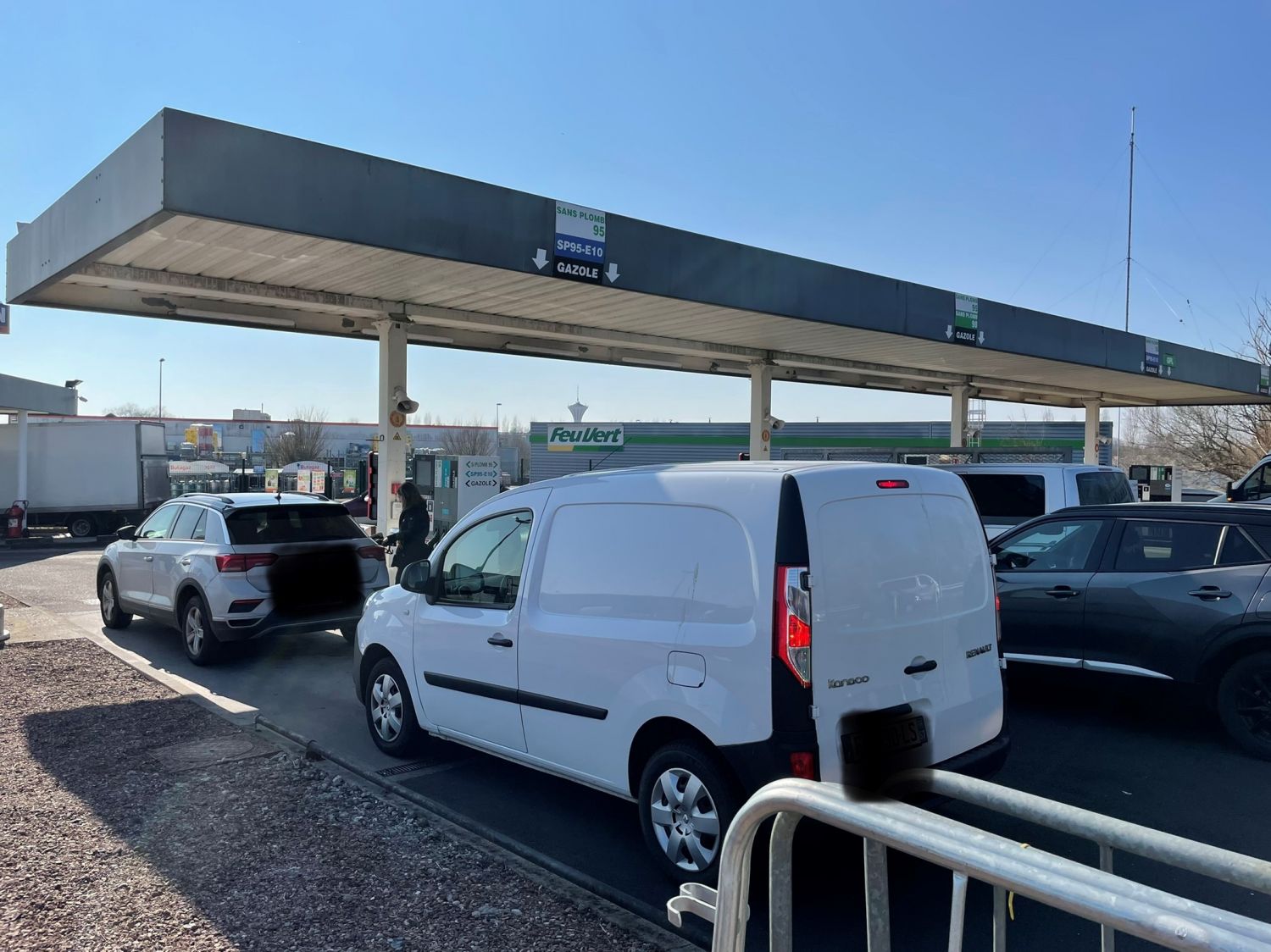 Carburant à 2 euros : <br />
entre résignation et petites astuces pour les automobilistes <br />
à Sarreguemines  