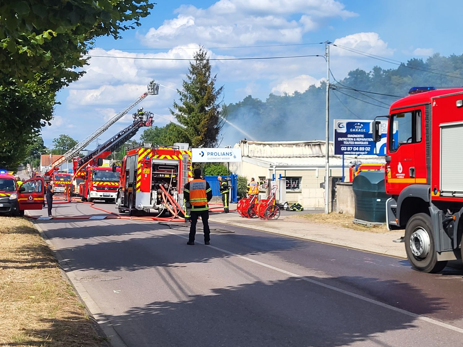 L'entreprise Prolians Guermont-Weber de Saint-Avold détruite par les flammes