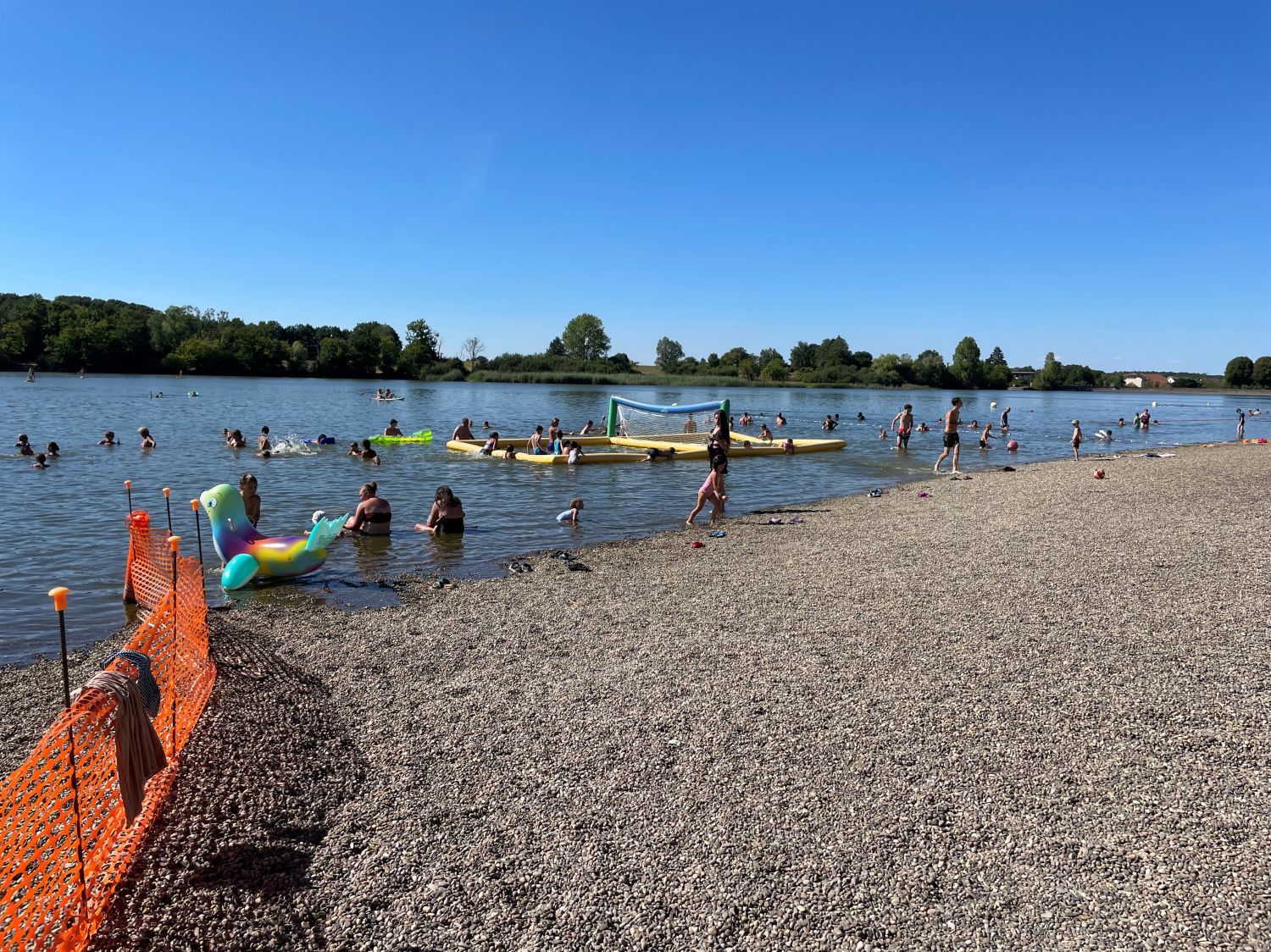 A cause des cyanobactéries, la baignade est désormais interdite au Lac Vert 