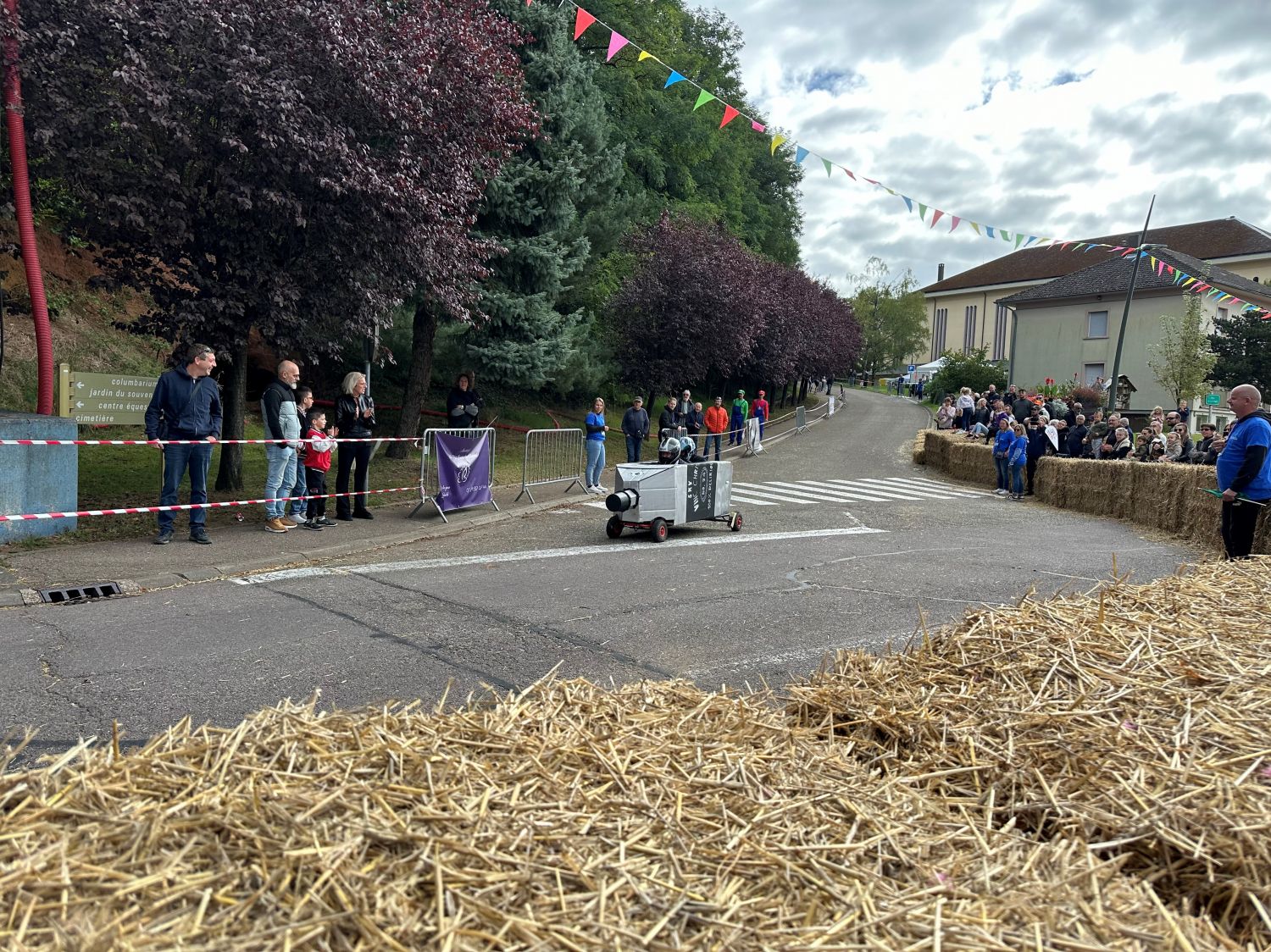 Vingt-six bolides au départ de la première course de caisses à savon de Falck