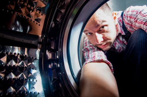 Comment récupérer un objet coincé dans le tambour de la machine à laver ?
